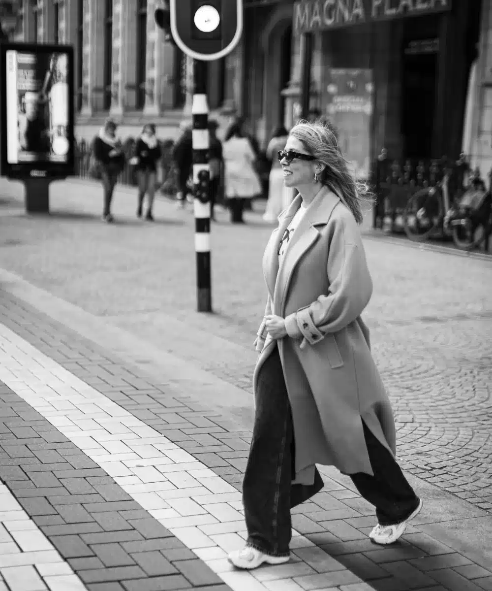 Manon van M-makeithappen, bedenker van Sell it with stories, wandelend over het zebrapad