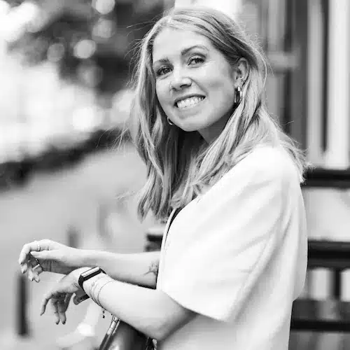 Portret-Manon-M-Makeithappen-businesscoach-contentstrateeg Portretfoto van Manon Urselmann van M-Makeithappen lachend naar de camera