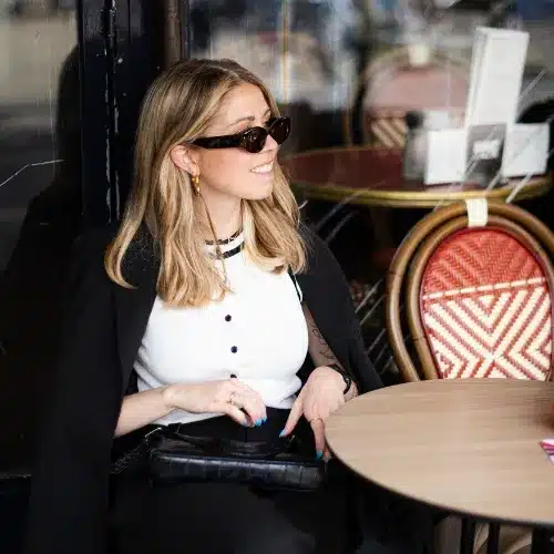 Manon, content- en positioneringsexpert, glimlacht ontspannen op een terras – bij de gratis Unstoppable Content Checklist