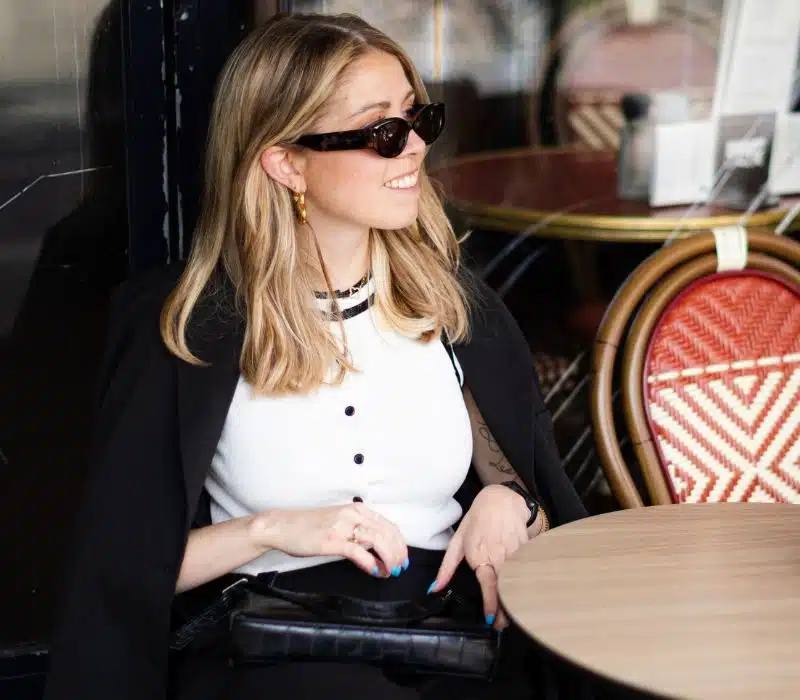 Manon – personal branding coach in gesprek op een terras, ontspannen en professioneel gekleed