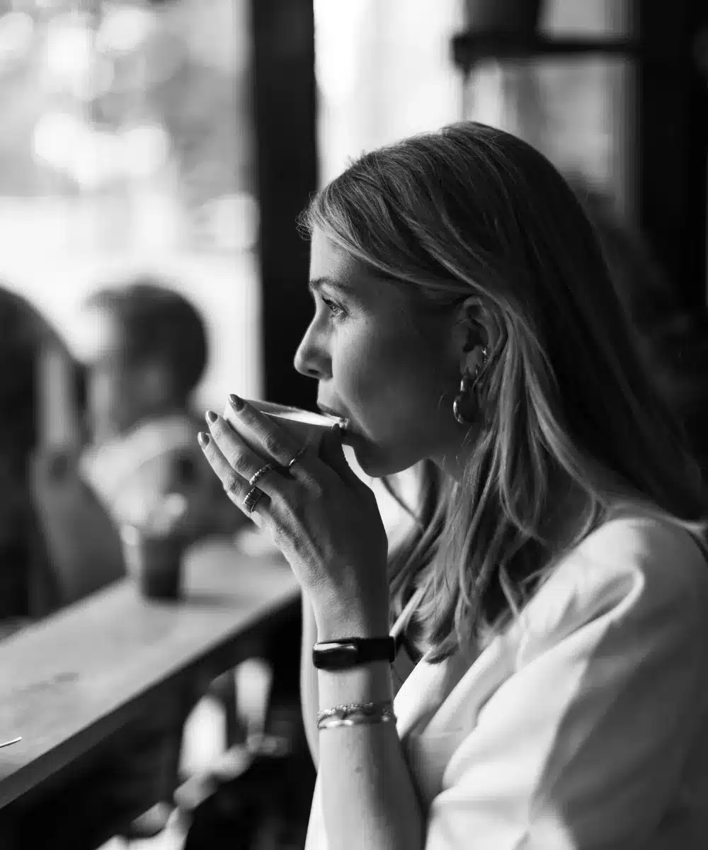 Manon ontspannen met koffie – zichtbaarheid en storytelling via Instagram Stories