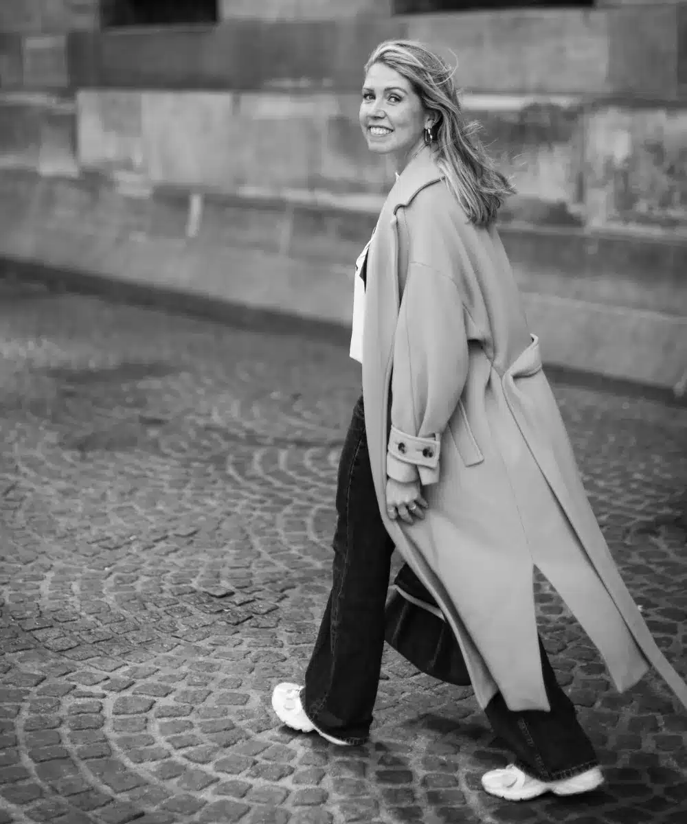 Manon loopt lachend door de stad – vertrouwen en energie uitstralen met Instagram Stories