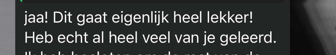 WhatsApp review van klant die deelt dat ze al heel veel heeft geleerd en dat het fijn gaat dankzij Unstoppable Content 1:1