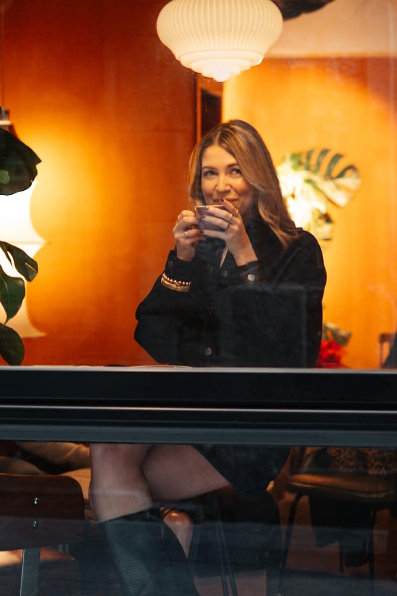 Manon van M-Make It Happen – portretfoto voor haar eerste boek en Journal over vertrouwen, lef en vrijheid.<br />